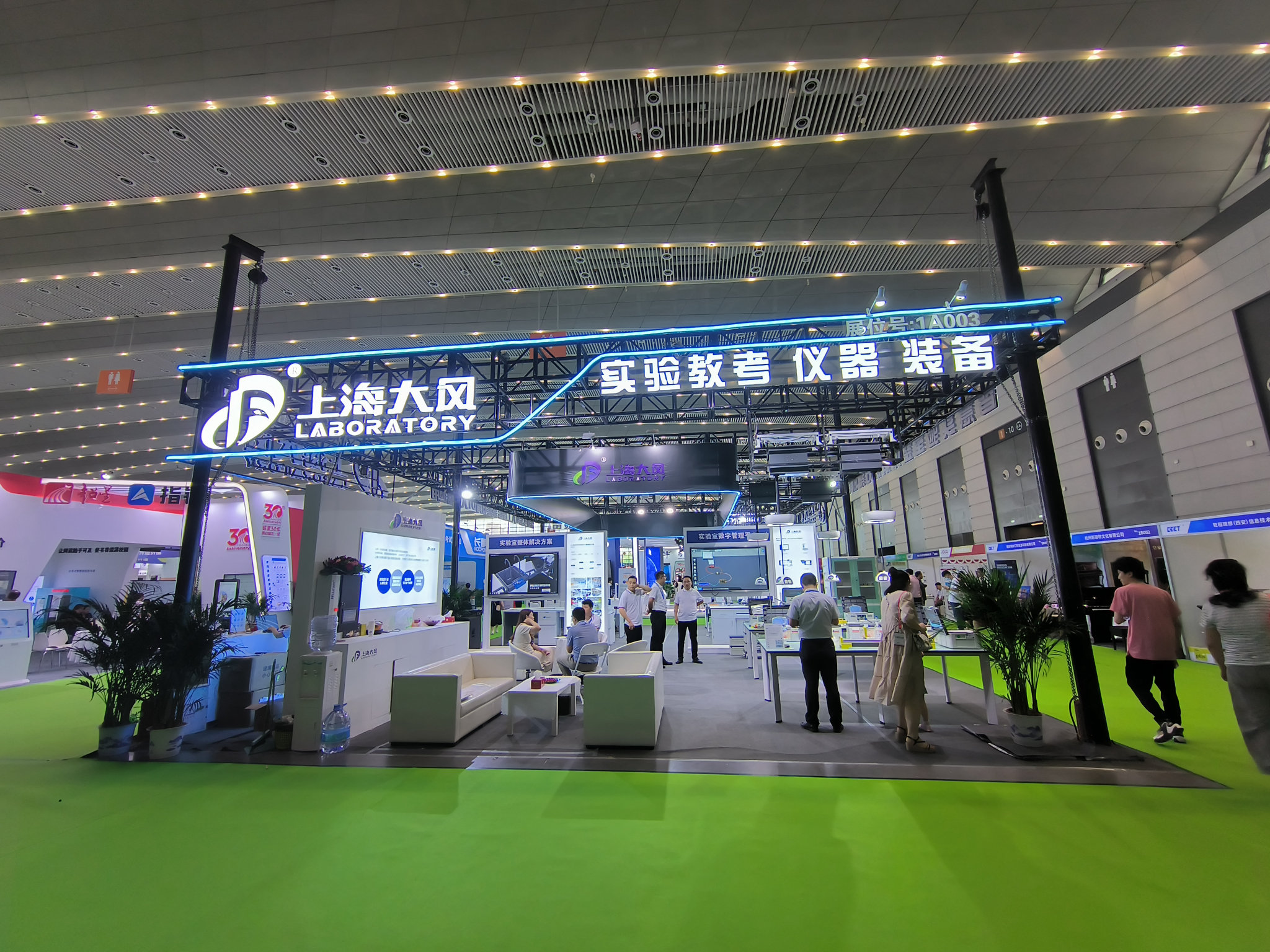 展臺設計預覽：3D模型與實物的比較
