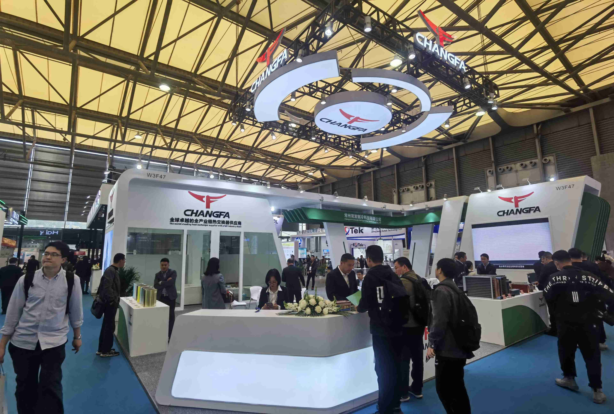展臺設計中的燈光技巧：創造吸引力的展示