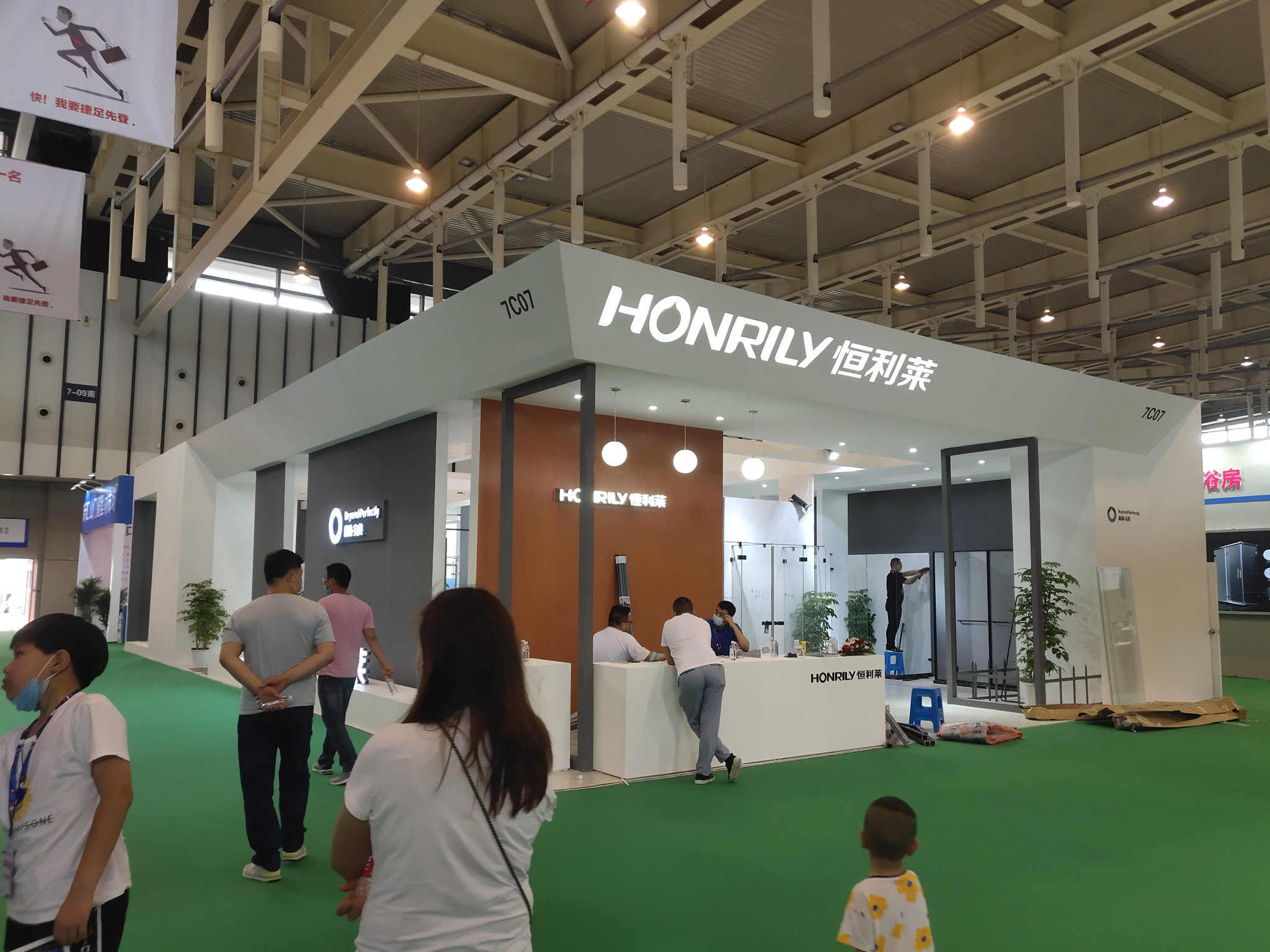 高效搭建，安全無憂：上海展會搭建公司實力對比